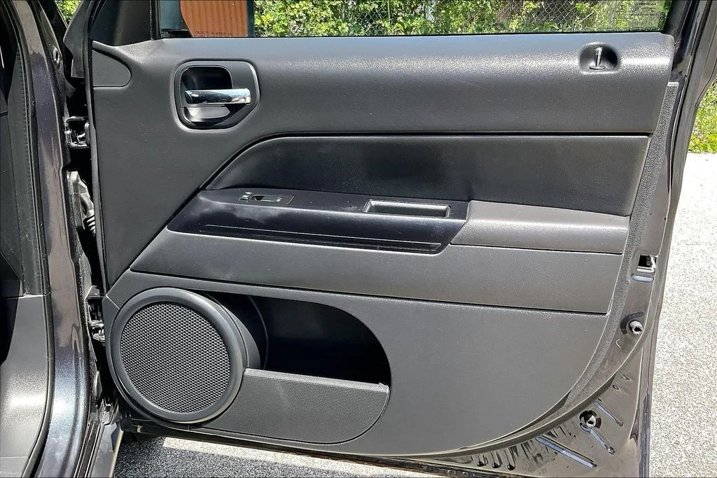 Used 2015 Gray Jeep Latitude image 18