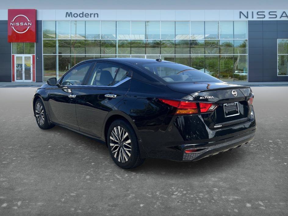 Used 2024 Super Black Nissan 2.5 SV image 7