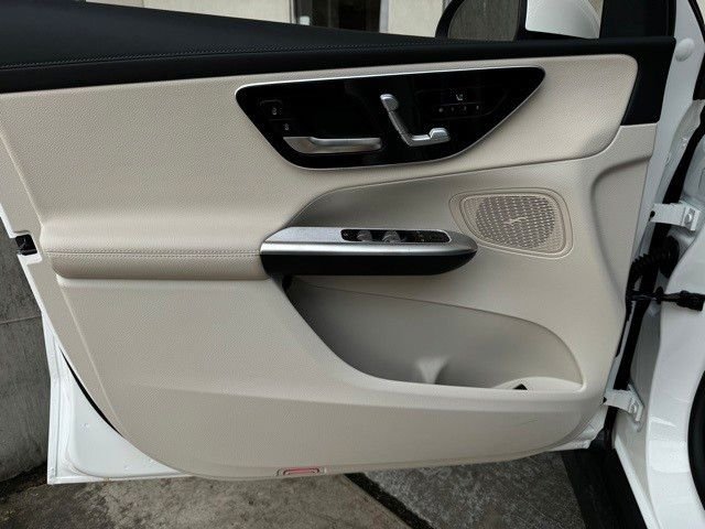 New 2025 Polar White Mercedes-Benz GLC 300 image 17