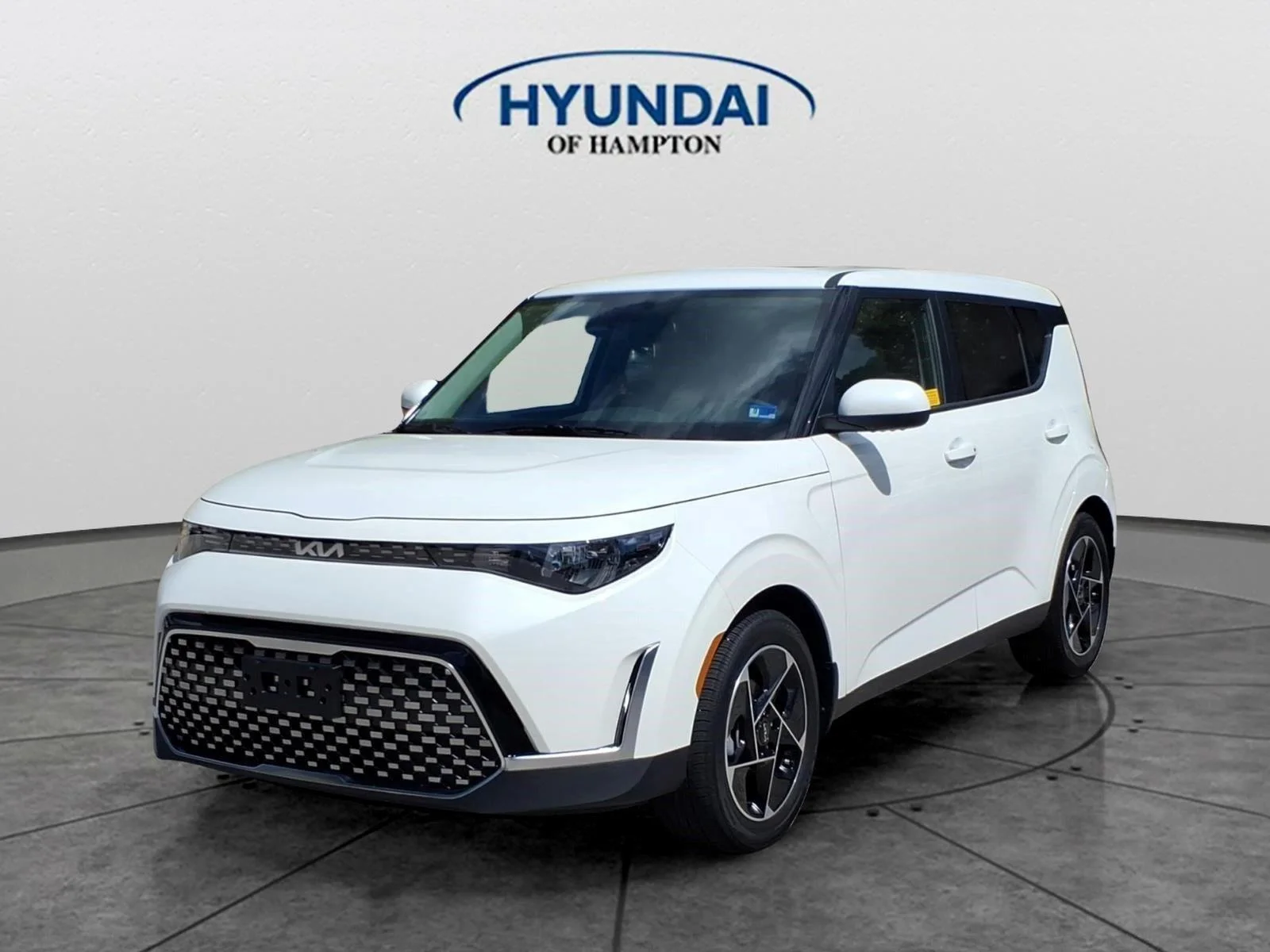 Used 2025 Snow White Pearl Kia EX image 1