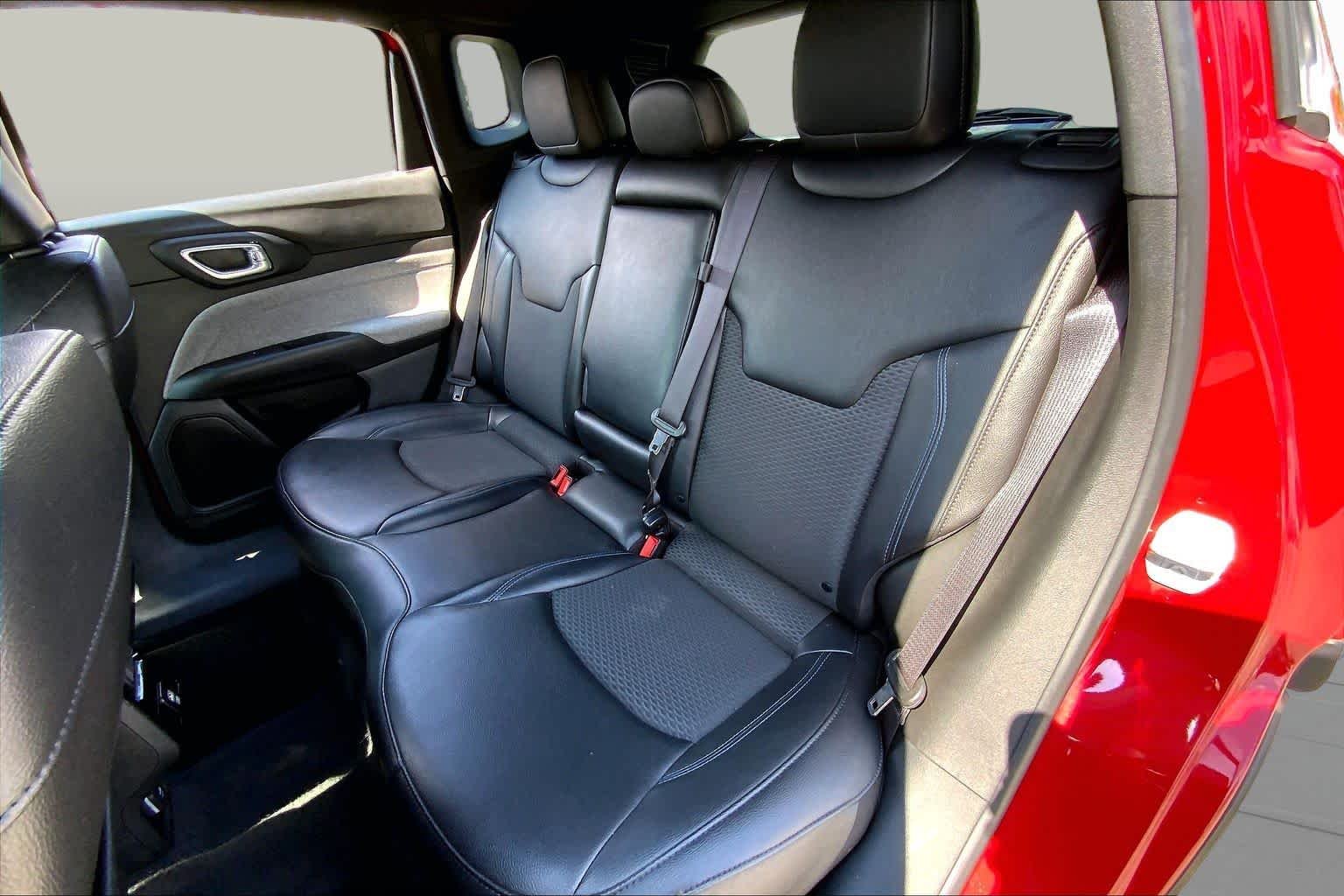 Used 2024 Red Hot Pearlcoat Jeep Latitude image 20