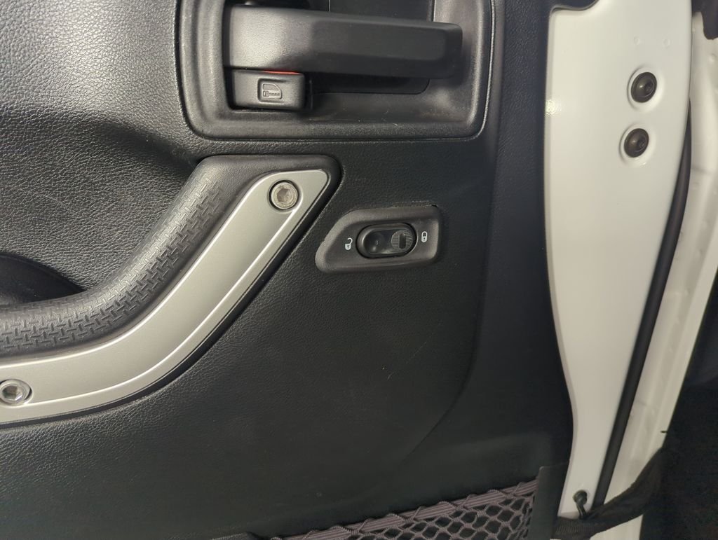 Used 2018 White Jeep Unlimited Sahara image 18