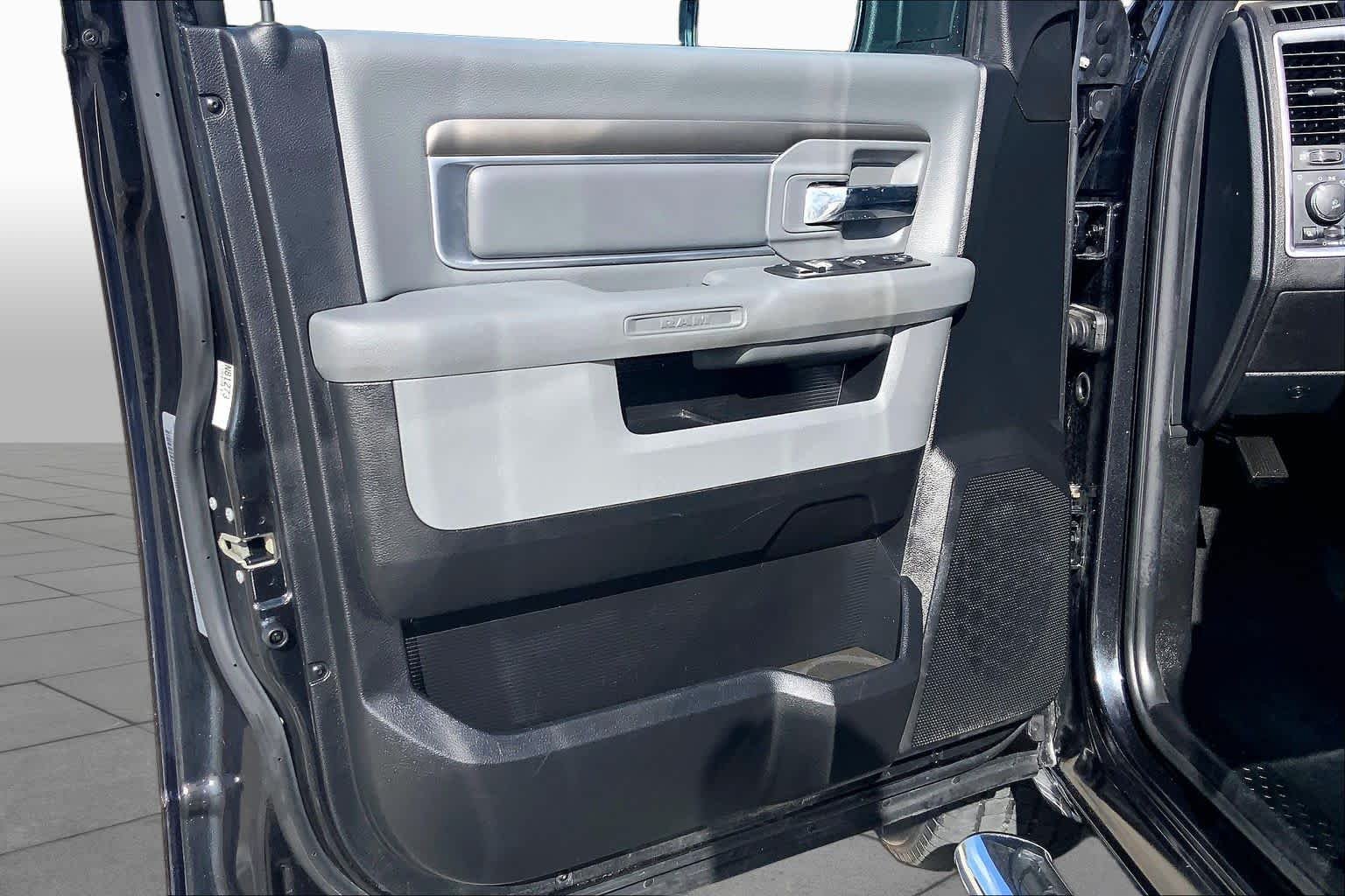 Used 2018 Brilliant Black Crystal Pearlcoat Ram Lone Star image 21