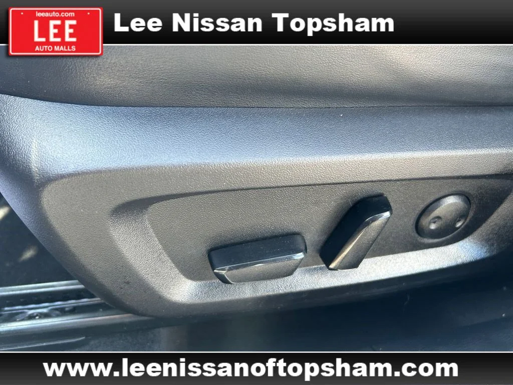 Used 2022 Silver Mitsubishi SE image 23