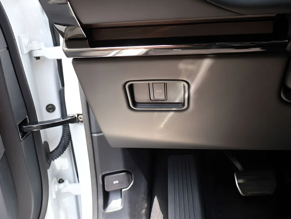 Certified Used 2025 Fuji White Land Rover Dynamic SE image 34