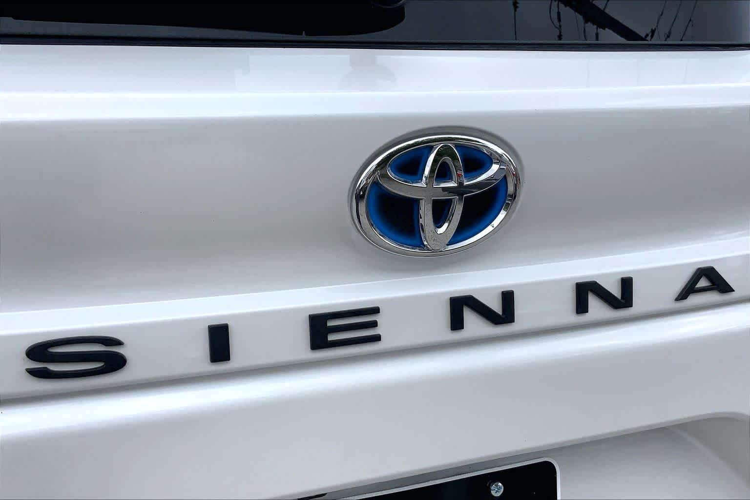 Used 2022 Wind Chill Pearl Toyota XLE image 30
