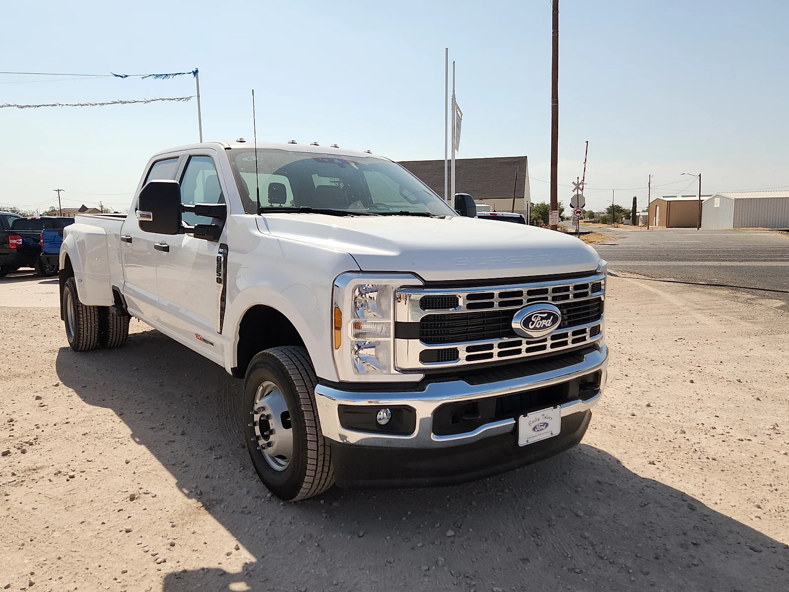 New 2027 Oxford White Ford XLT image 1