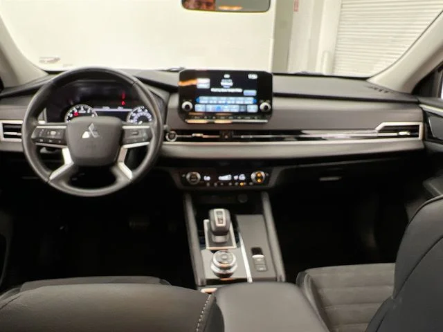 Used 2024 Silver Mitsubishi SE image 2