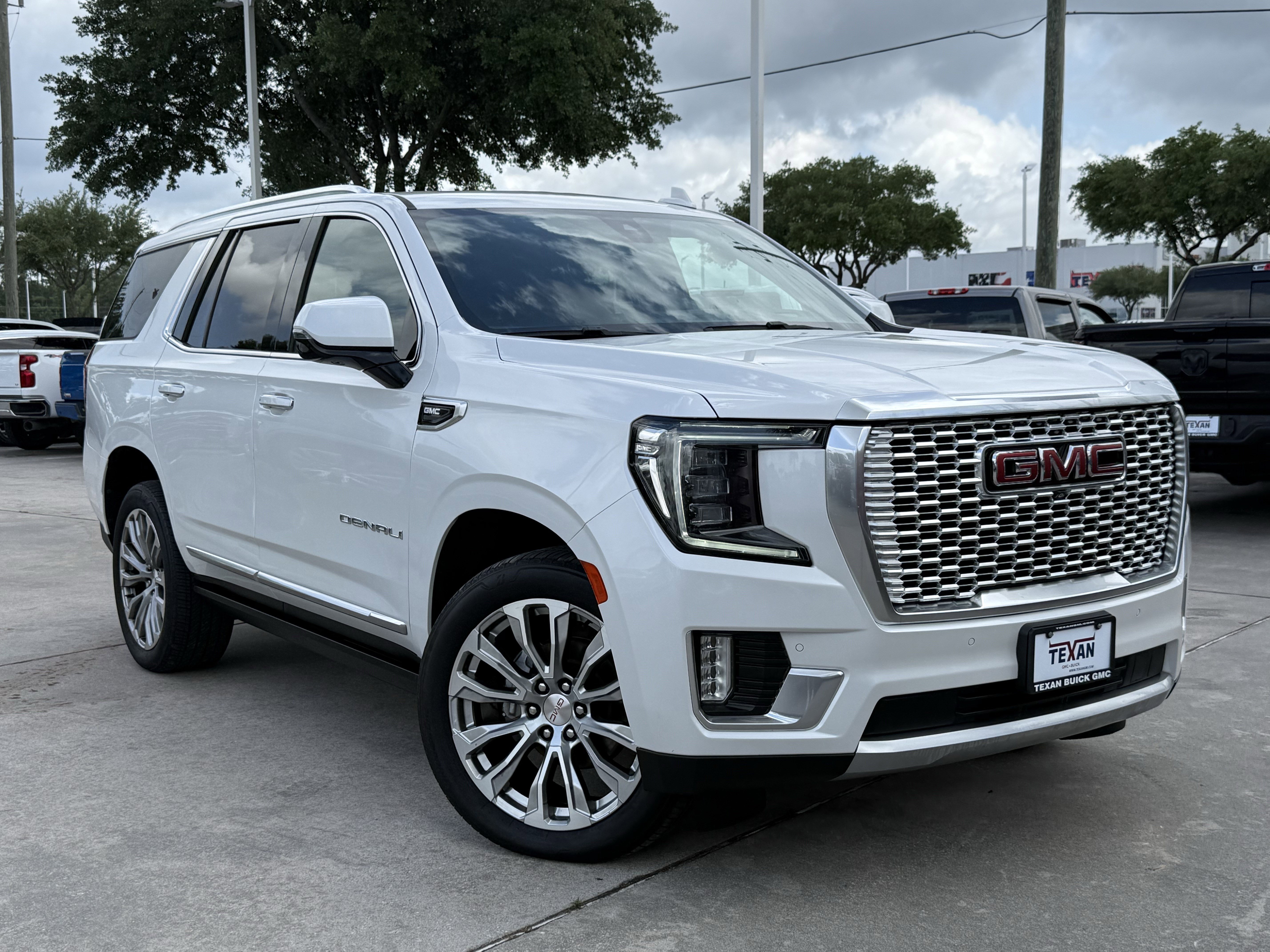 Used 2021 White Frost Tricoat GMC  image 2