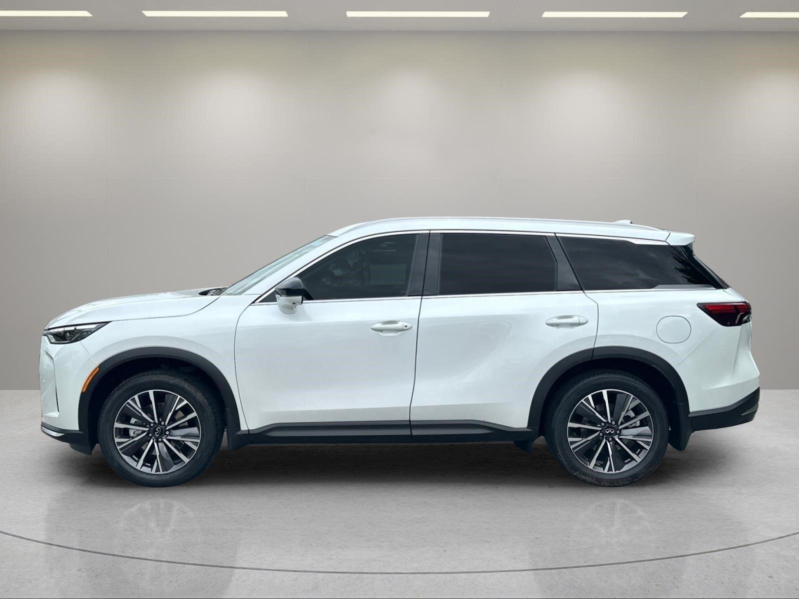 New 2027 RADIANT WHITE INFINITI Luxe FWD image 2