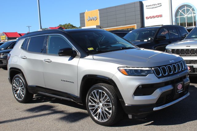 Used 2023 Silver Jeep Limited image 1
