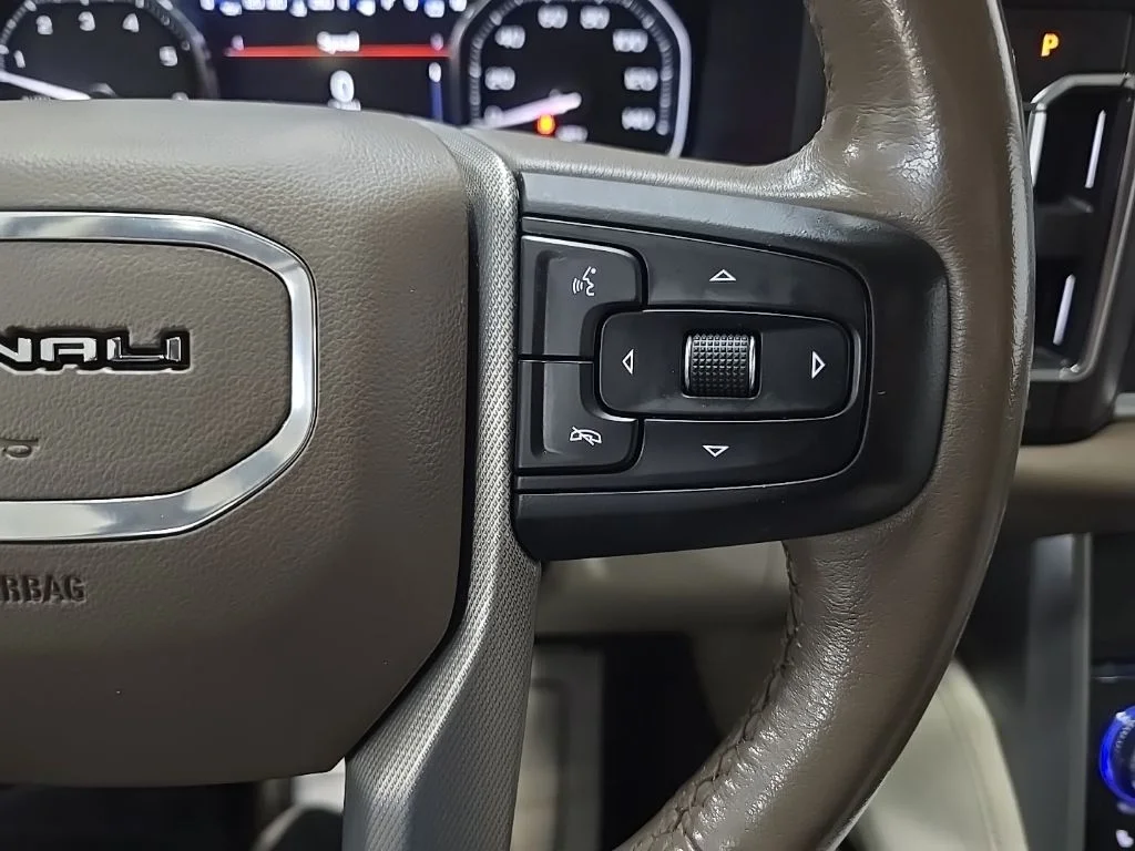 Used 2021 White GMC Denali image 21