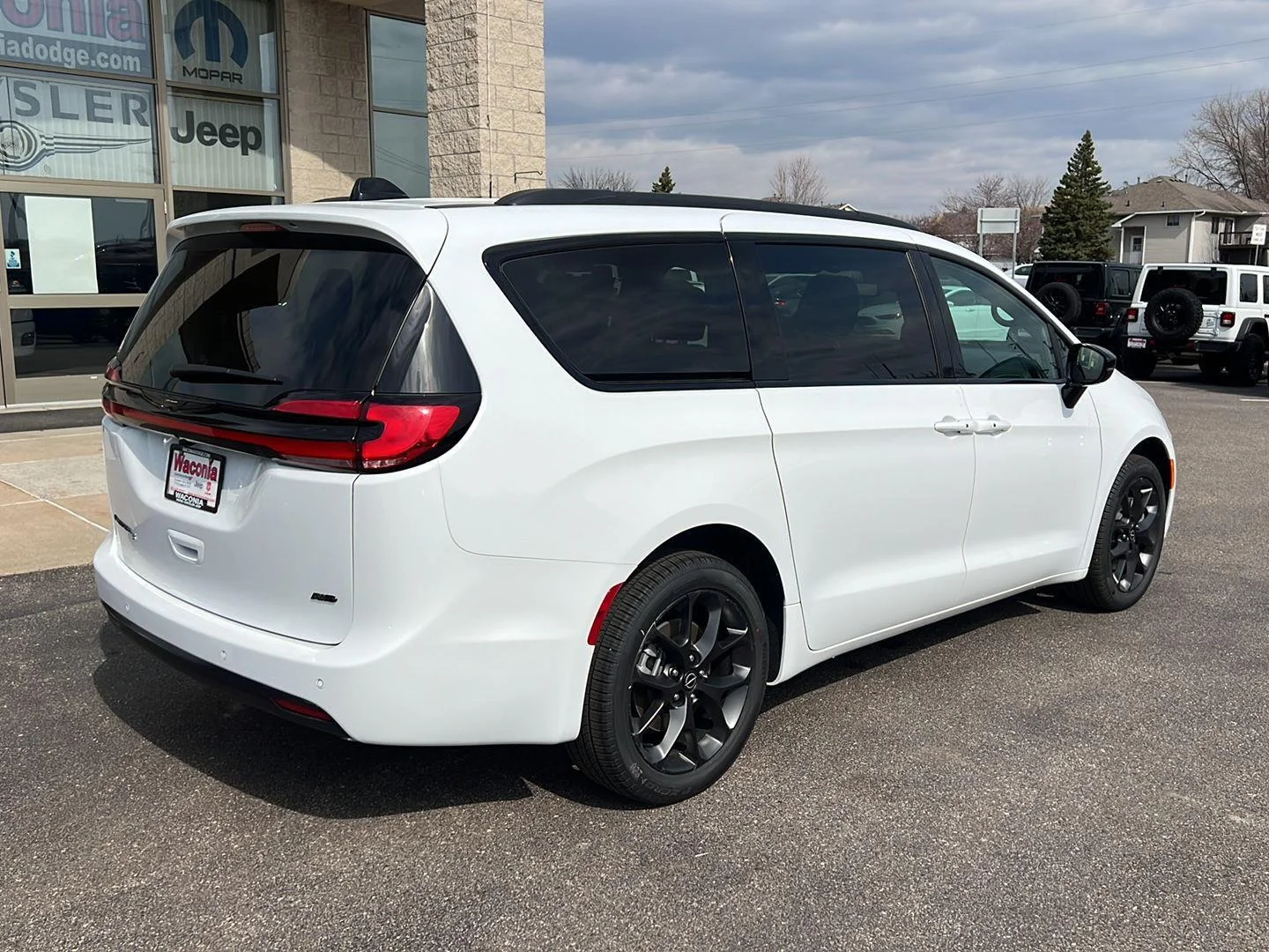 New 2026 Bright White Clear-Coat Exterior Paint Chrysler Select image 7