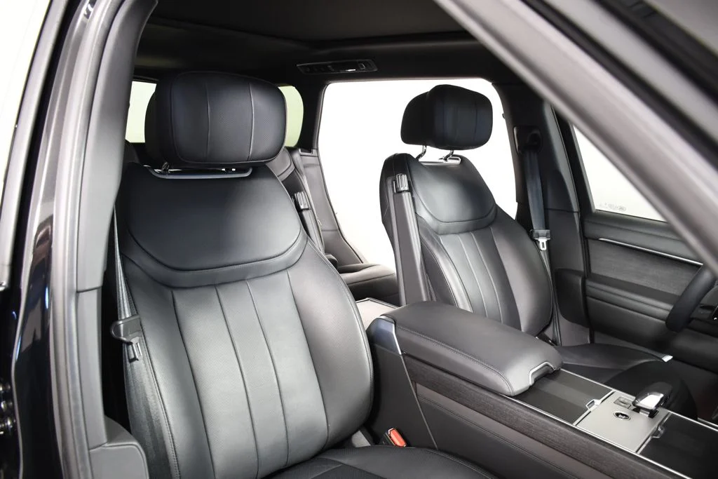 Used 2025 Santorini Black Metallic Land Rover Autobiography image 19