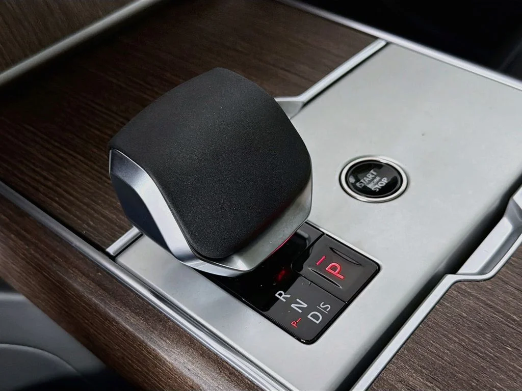 New 2026 Eiger Grey Land Rover SE image 17
