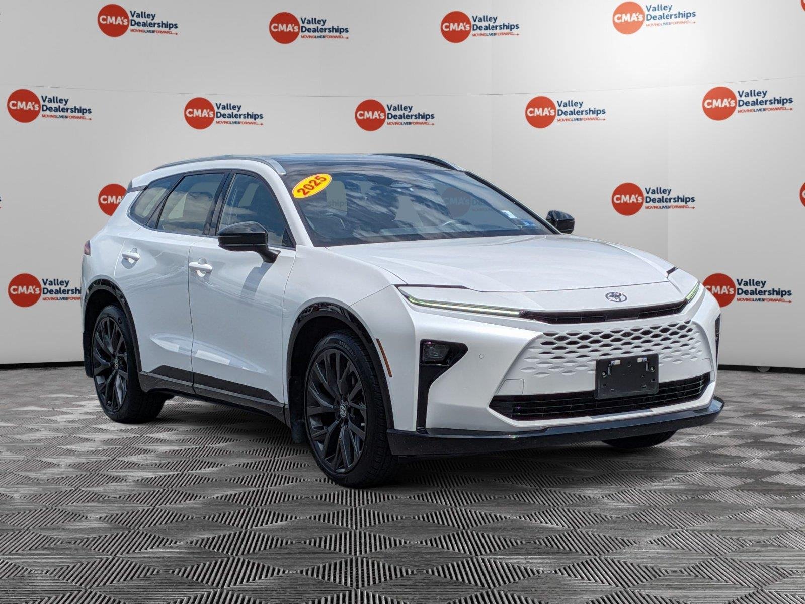 Used 2025 Oxygen White Toyota Limited image 3
