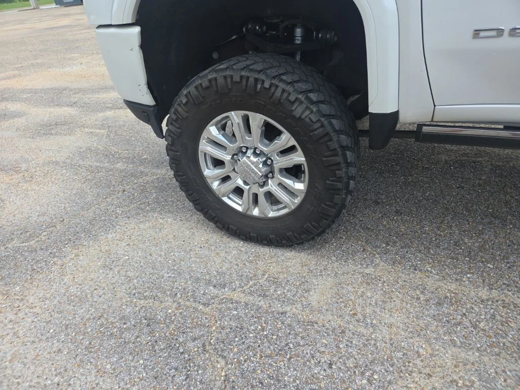 Used 2022 White GMC Denali image 18