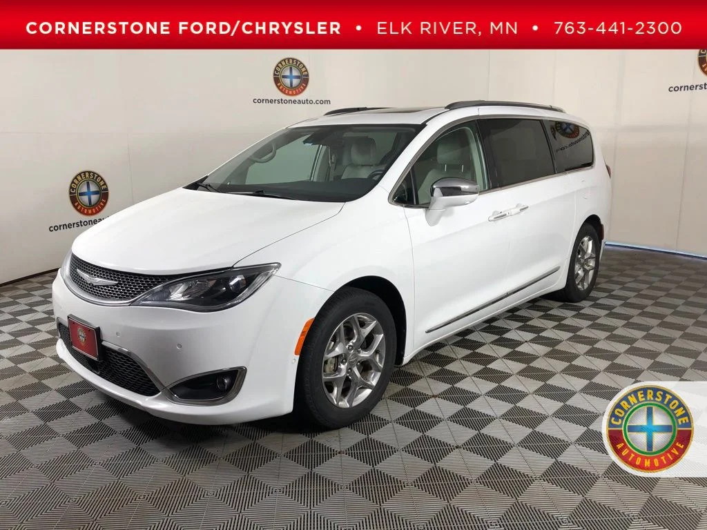 Used 2018 Bright White Clearcoat Chrysler Limited image 1