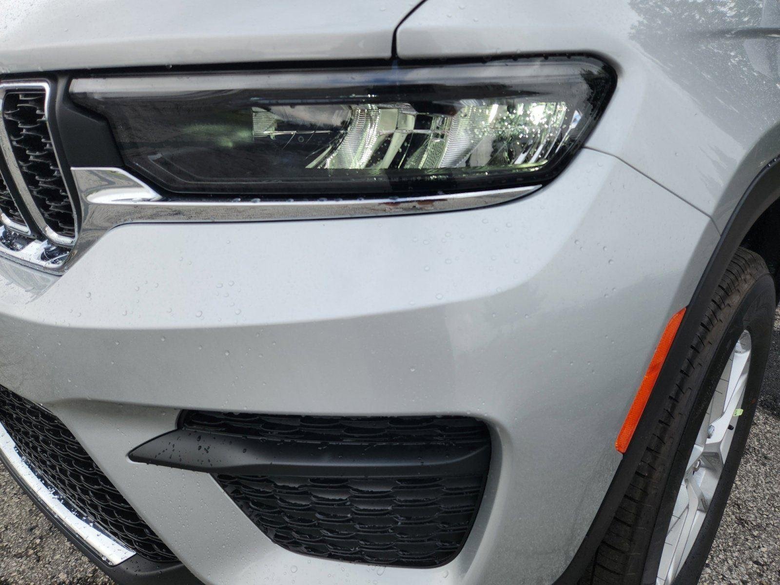 New 2026 Silver Zynith Exterior Paint Jeep Laredo image 9