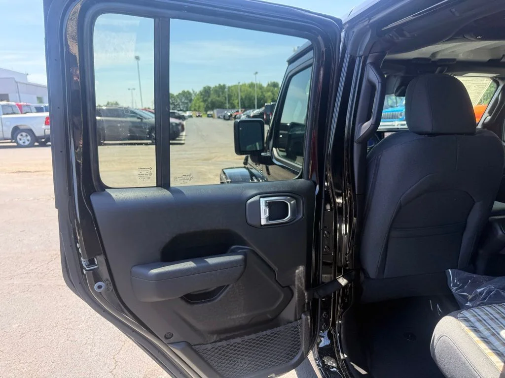 New 2026 Black Clear-Coat Exterior Paint Jeep 85th Anniversary Edition image 39
