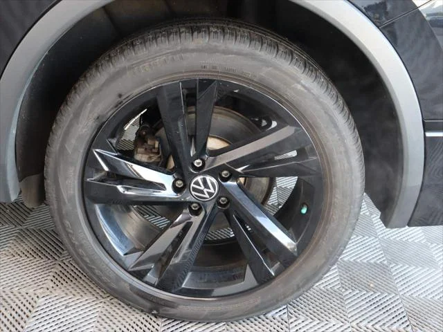 Used 2023 Black Volkswagen 2.0T SE R-Line Black image 15