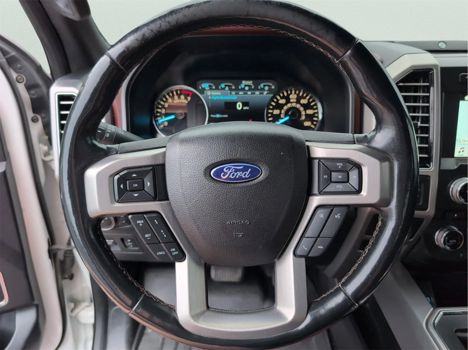 Used 2018 White Platinum Metallic Tri-Coat Ford Platinum image 25