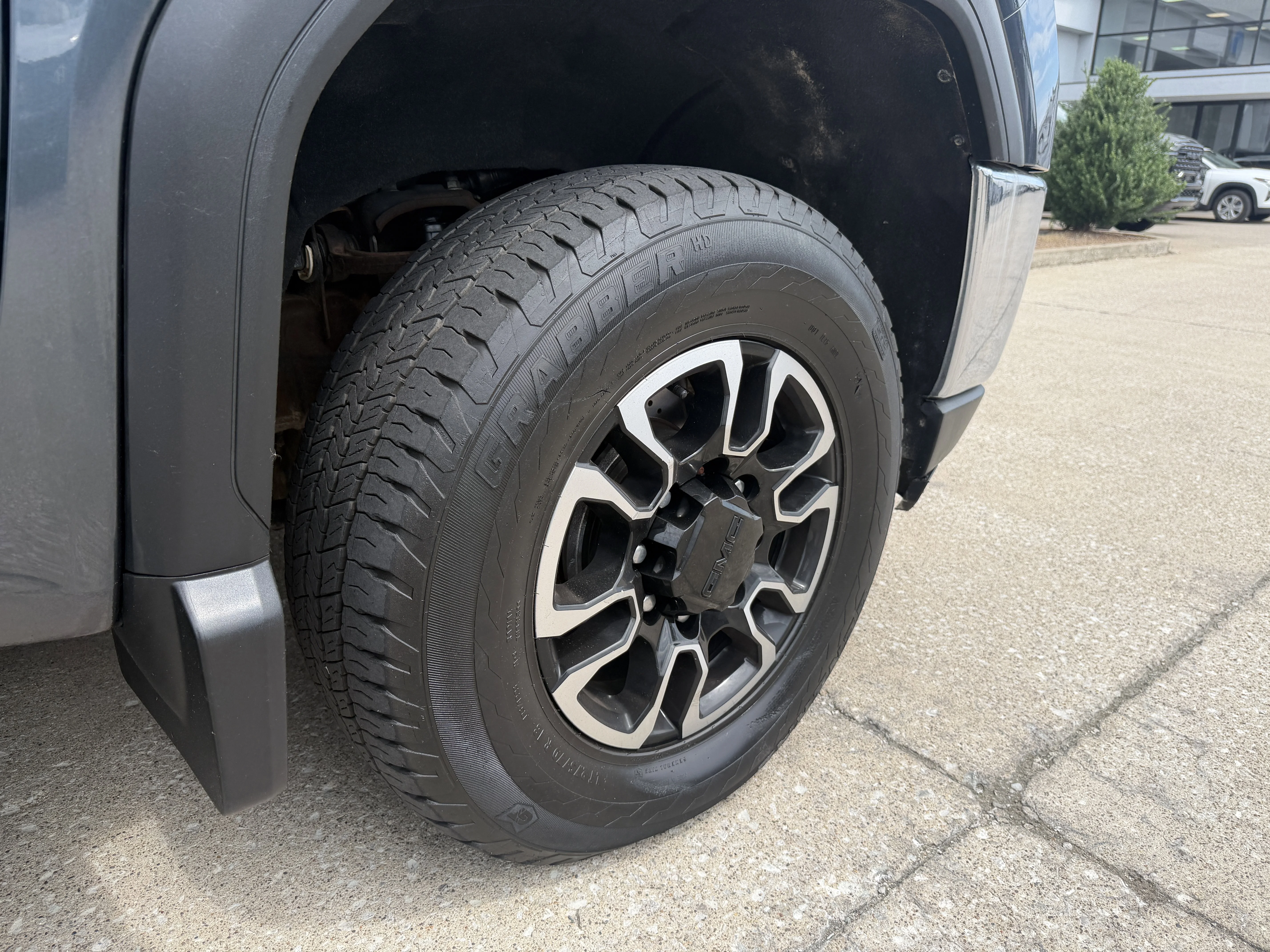 Used 2020 Dark Sky Metallic GMC SLE image 19