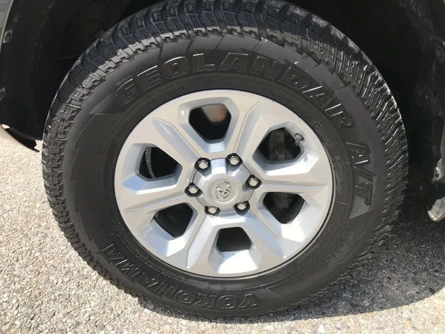 Used 2018 Magnetic Gray Metallic Toyota SR5 Premium image 11