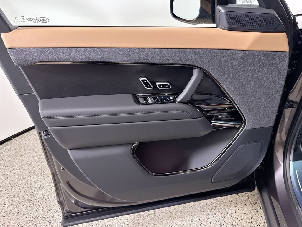 New 2026 Charente Grey Land Rover Dynamic SE image 13