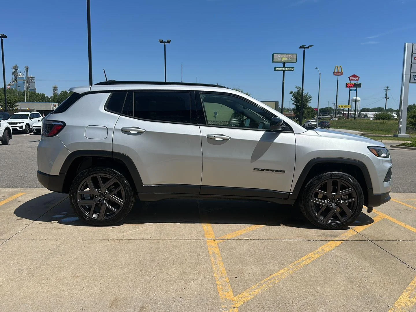 New 2026 Silver Zynith Metallic Clearcoat Jeep Latitude Altitude image 4