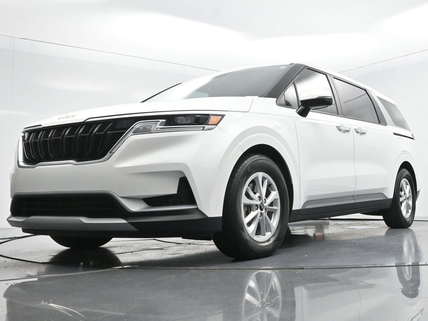 Used 2022 Snow White Pearl Kia LXS image 46