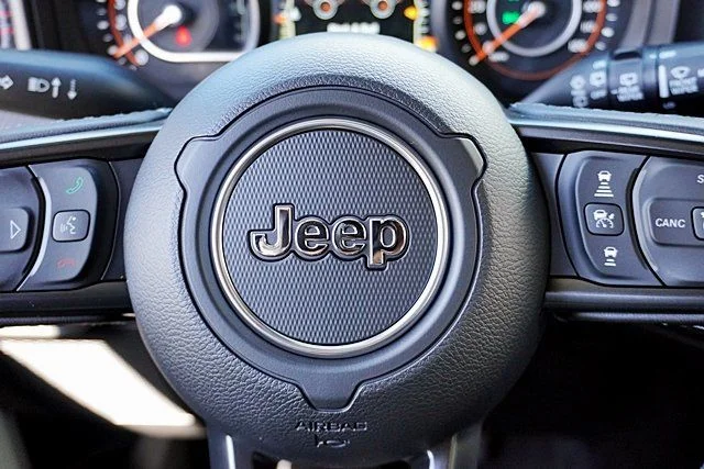 New 2026 Bright White Clear-Coat Exterior Paint Jeep Rubicon X image 40