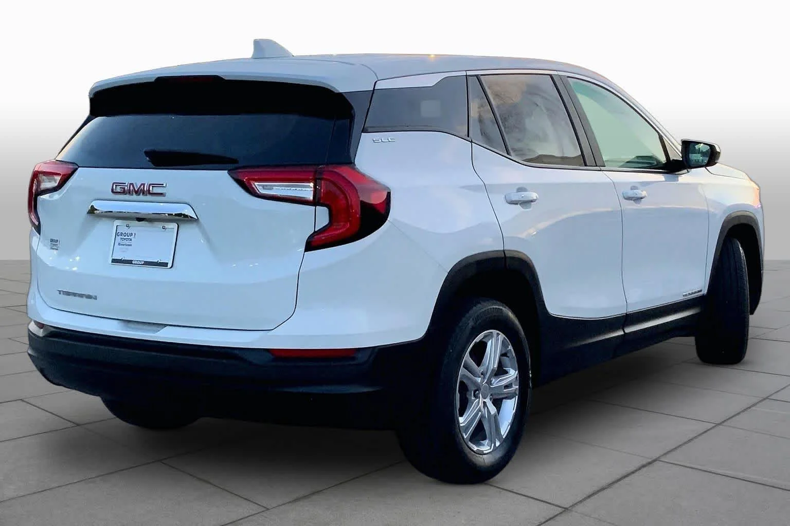 Used 2024 Summit White GMC SLE image 12