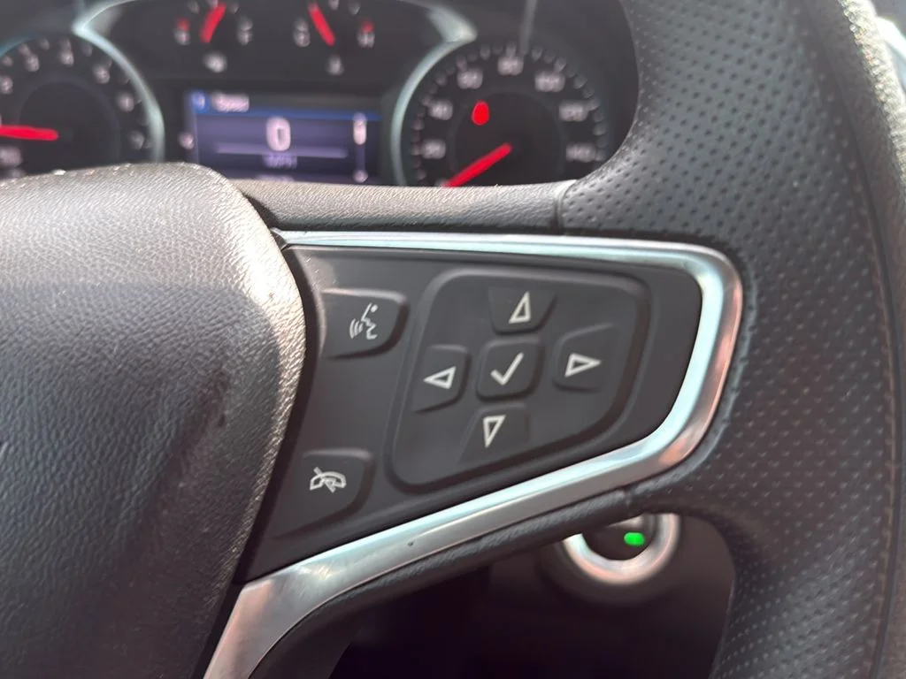 Used 2022 White Chevrolet LT image 17