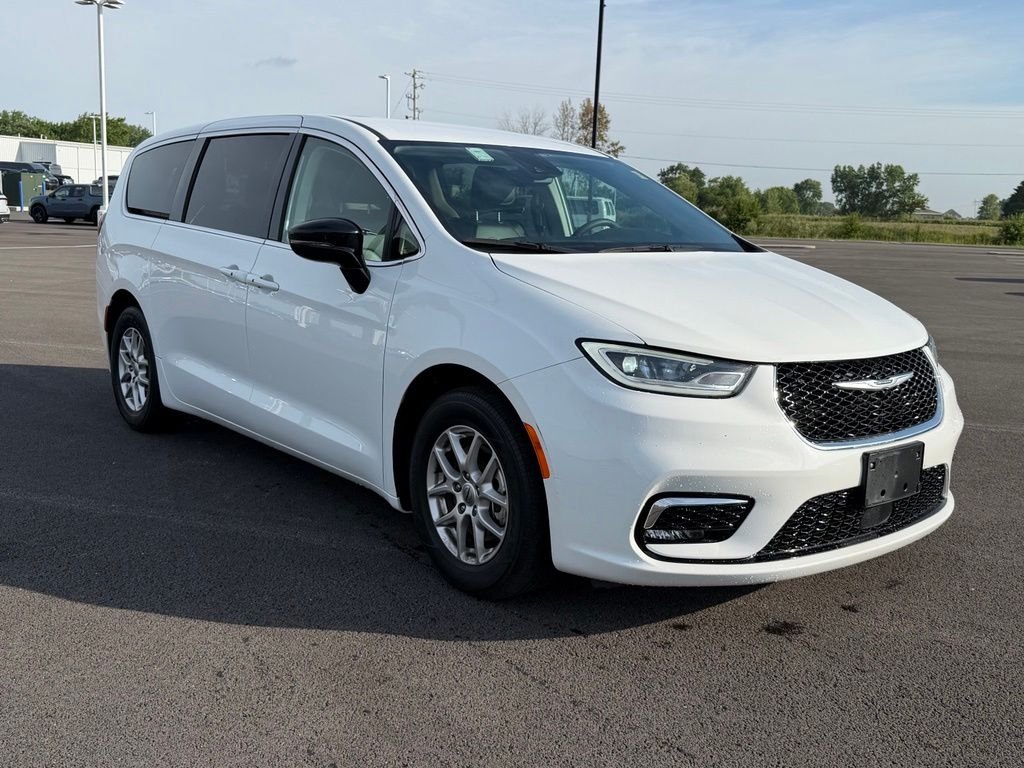 Used 2024 White Chrysler Touring L image 3