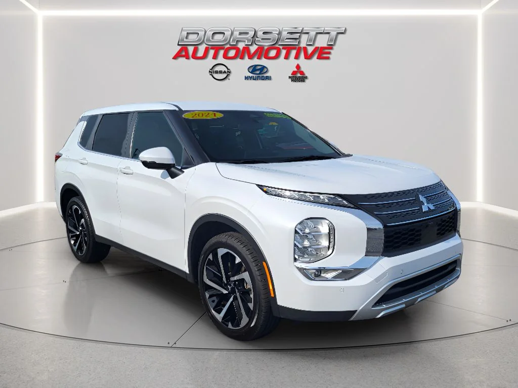 Used 2024 White Diamond Mitsubishi SE image 4