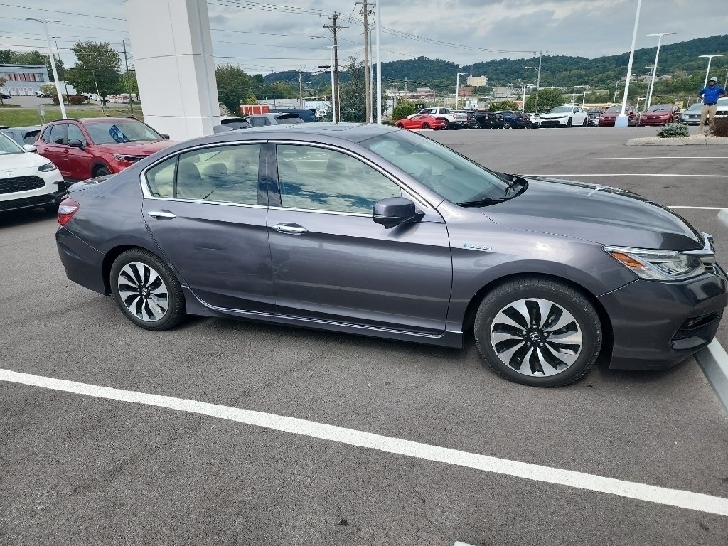 Used 2017 Modern Steel Metallic Honda Touring image 4