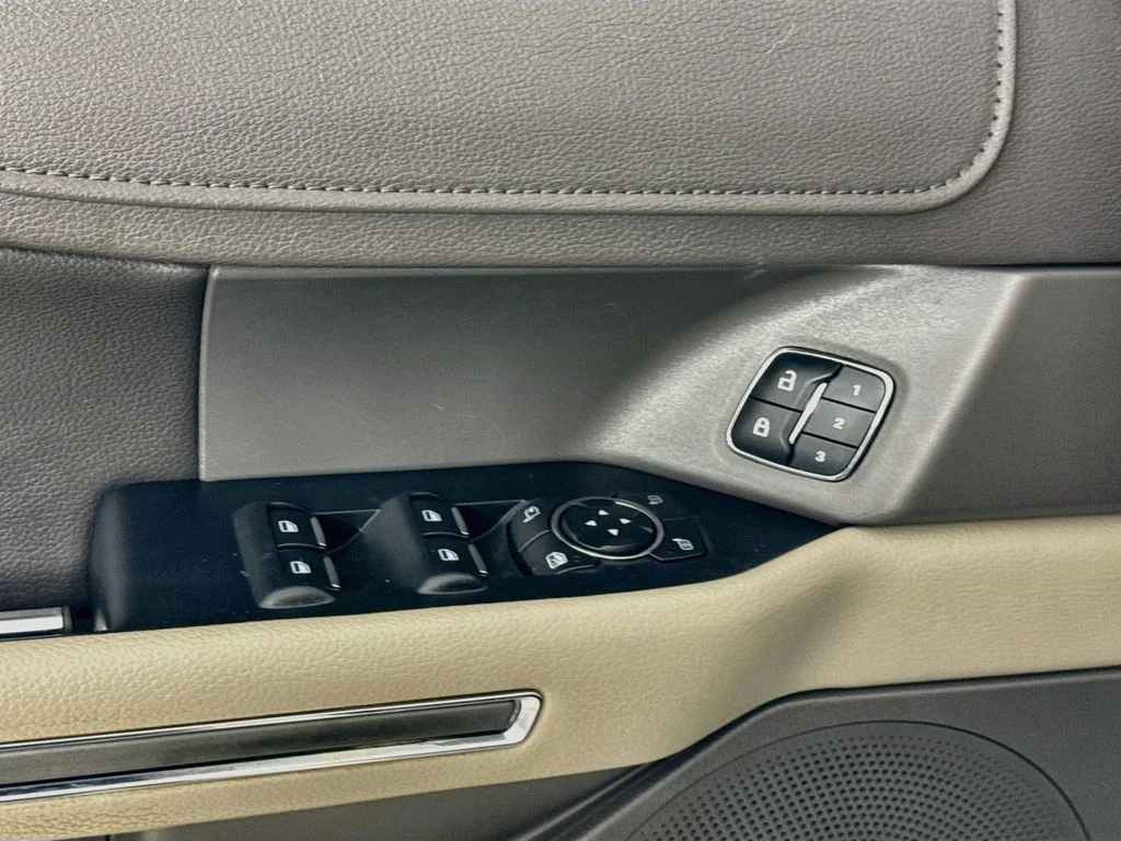 Used 2018 White Platinum Clearcoat Metallic Ford XLT image 23