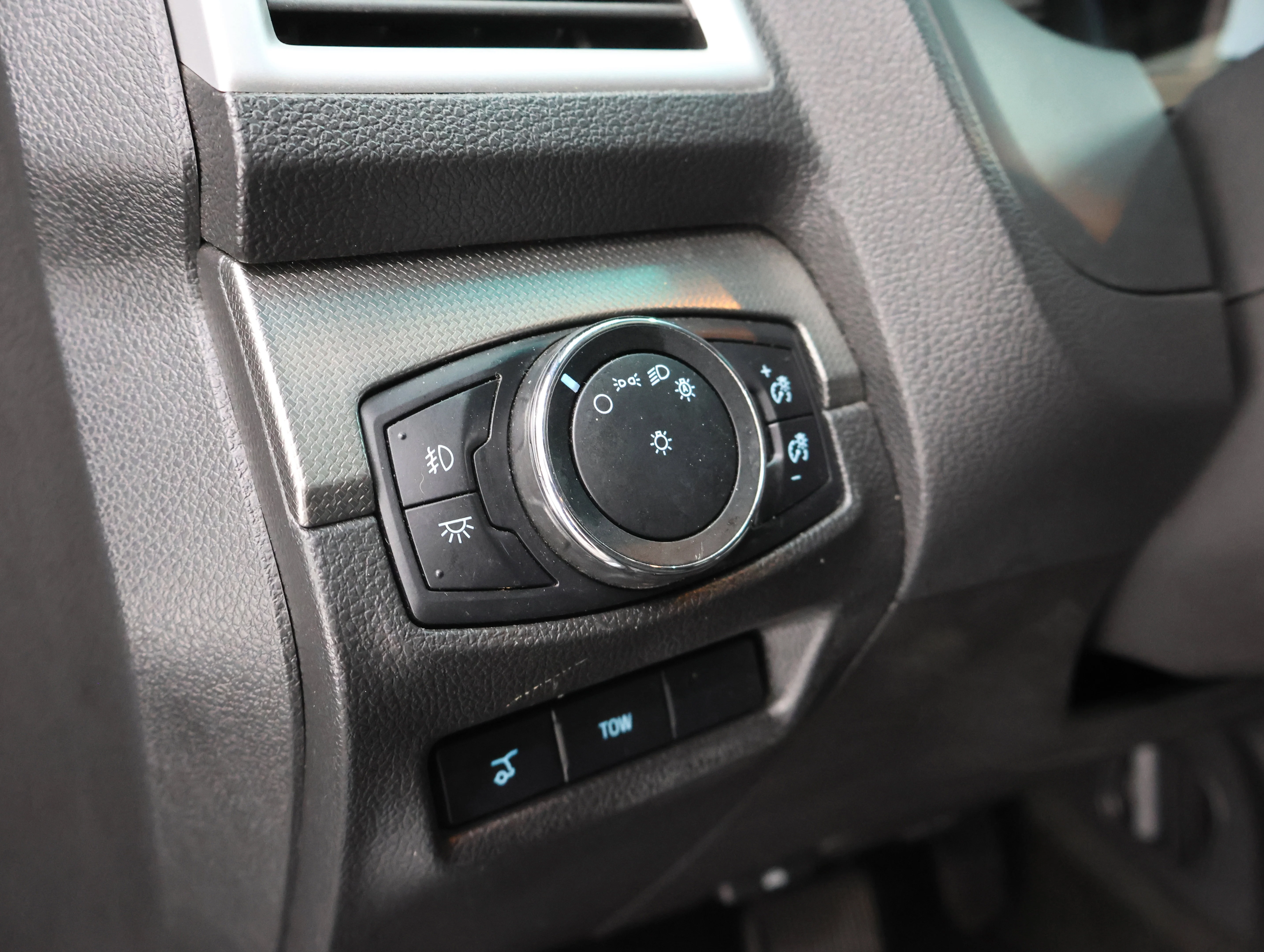 Used 2015 Magnetic Metallic Ford Sport image 42