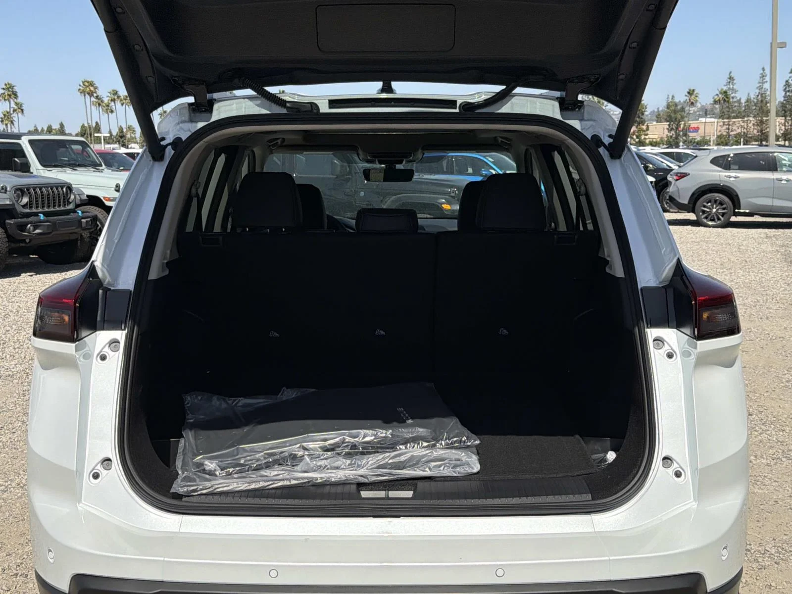New 2026 Everest White Pearl Tricoat Nissan Dark Armor image 28