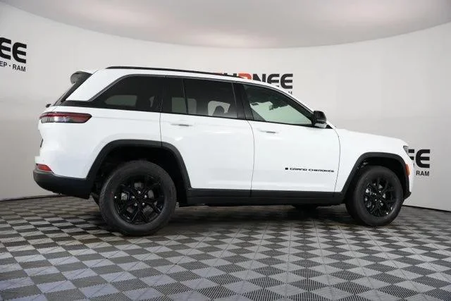 New 2026 Bright White Clear-Coat Exterior Paint Jeep Laredo image 39
