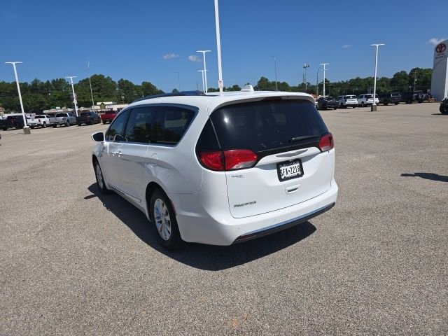 Used 2018 Bright White Clearcoat Chrysler Touring L image 9