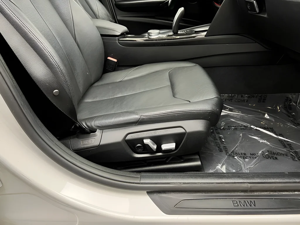 Used 2018 White Metallic BMW 320i xDrive image 33