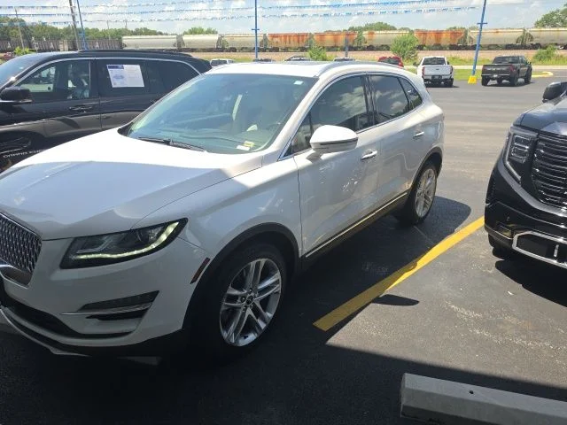 Used 2019 White Platinum Clearcoat Metallic Lincoln Reserve image 3
