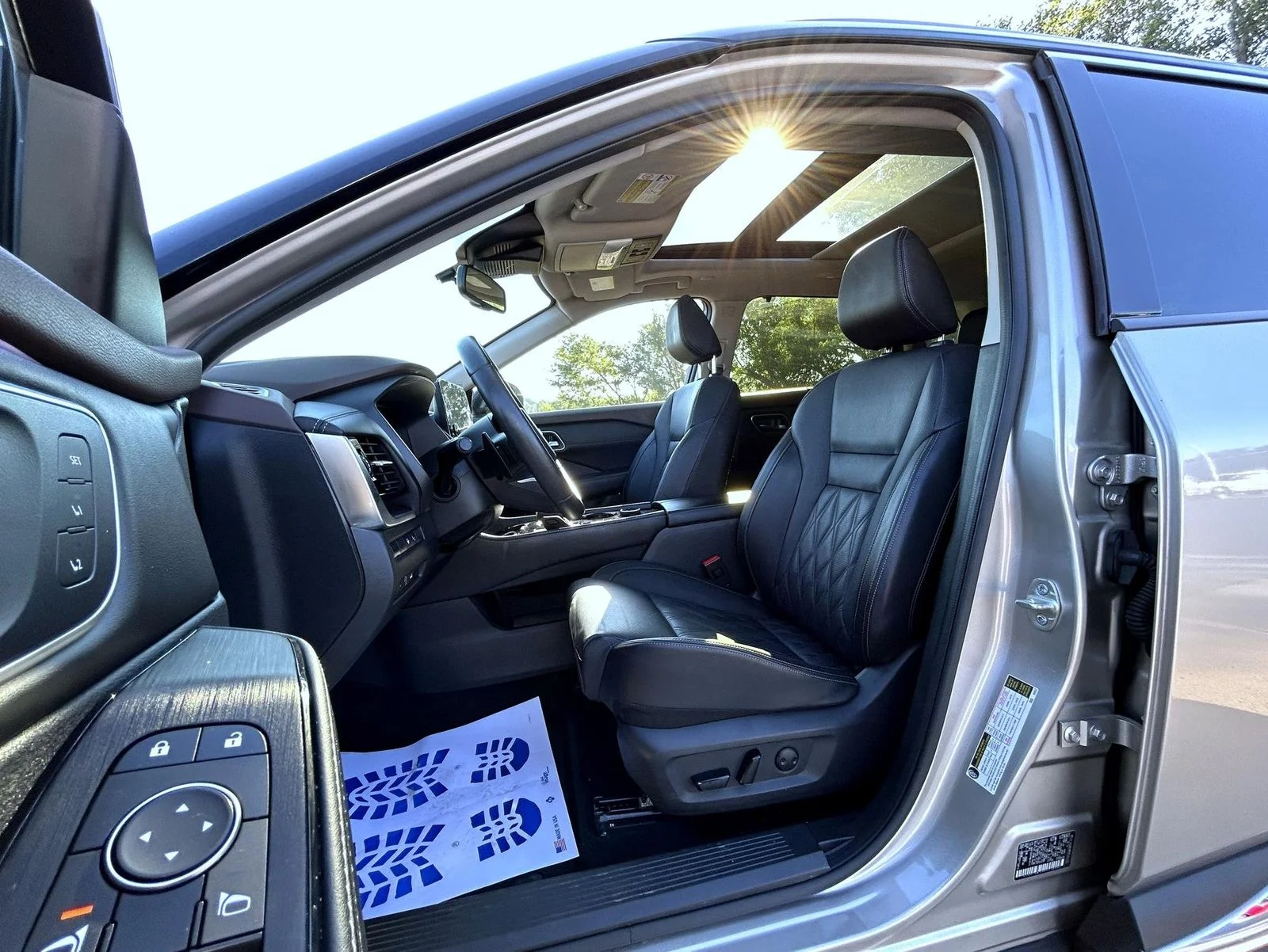 Certified Used 2023 Gold Nissan Platinum image 10