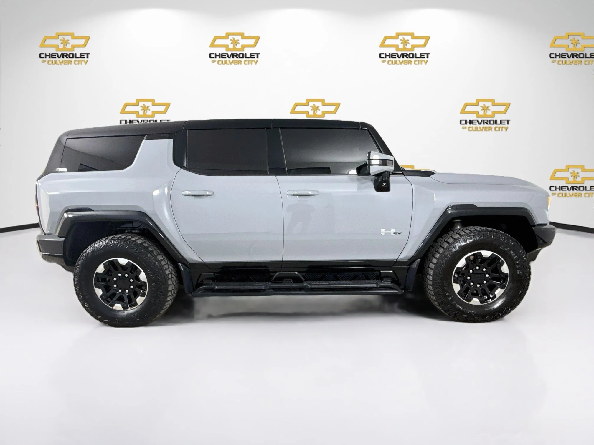 Used 2024 Meteorite Metallic (Grey) GMC 2X image 9