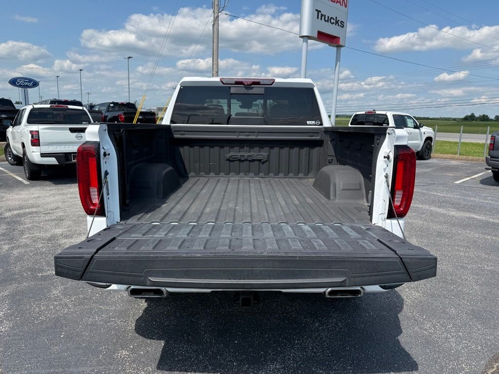 Used 2022 White GMC AT4 image 37