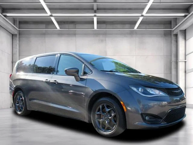 2018 Chrysler Pacifica Touring Plus's photo