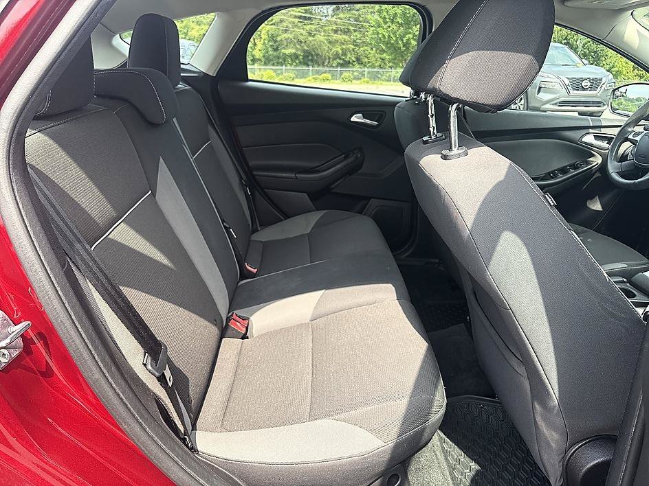 Used 2013 Ruby Red Metallic Tinted Clearcoat Ford SE image 19
