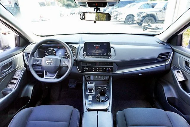 Used 2025 White Nissan S image 17